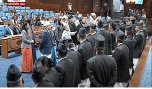 संसदमा राप्रपाको नाराबाजी, १५ मिनेटका लागि  बैठक स्थगित